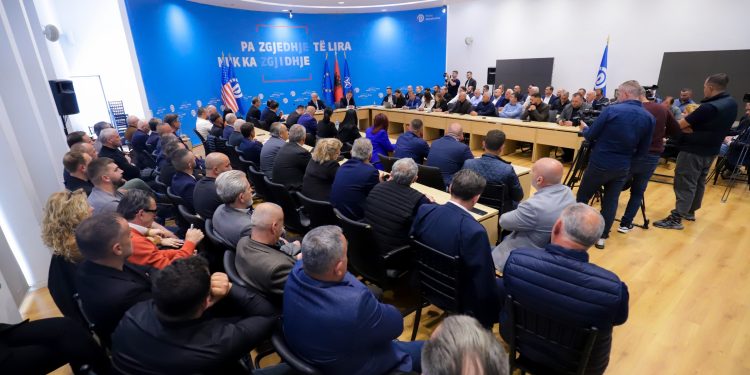 Berisha: Rritja ekonomike, 75 milionë për klientët e pushtetit dhe vetëm 8 euro për pensionistët