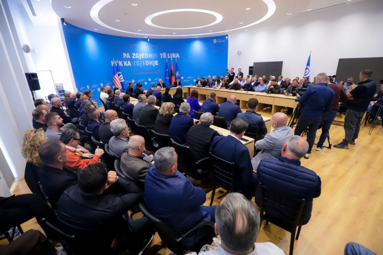 Berisha: Rritja ekonomike, 75 milionë për klientët e pushtetit dhe vetëm 8 euro për pensionistët