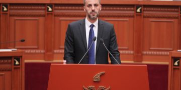 Pas alarmit të Ambasadës amerikane, Lamallari në Kuvend: S’ka informacion për rrezik real terrorizmi në vend