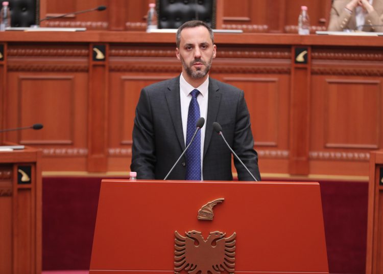 Pas alarmit të Ambasadës amerikane, Lamallari në Kuvend: S’ka informacion për rrezik real terrorizmi në vend