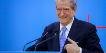 Berisha shpjegon gazetarët, pse mund të drejtojë në politikë edhe sot