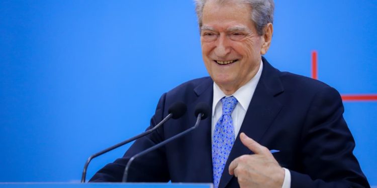 Berisha shpjegon gazetarët, pse mund të drejtojë në politikë edhe sot