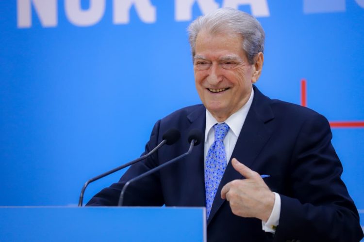 Berisha shpjegon gazetarët, pse mund të drejtojë në politikë edhe sot