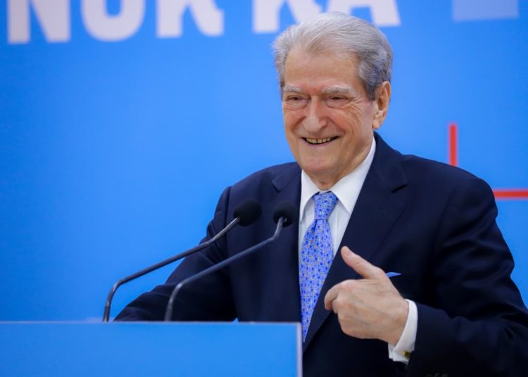 Berisha shpjegon gazetarët, pse mund të drejtojë në politikë edhe sot