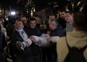 Policia përdori spraj ariu vdekjeprurës dhe dhunë brutale! Gazetari Aulon Kalaja u godit kafshërisht