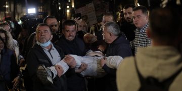 Policia përdori spraj ariu vdekjeprurës dhe dhunë brutale! Gazetari Aulon Kalaja u godit kafshërisht