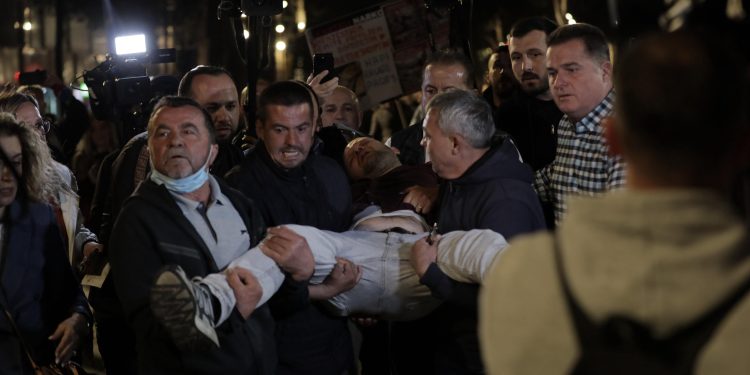 Policia përdori spraj ariu vdekjeprurës dhe dhunë brutale! Gazetari Aulon Kalaja u godit kafshërisht