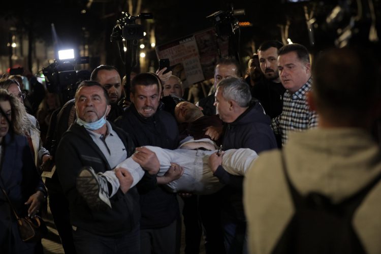 Policia përdori spraj ariu vdekjeprurës dhe dhunë brutale! Gazetari Aulon Kalaja u godit kafshërisht