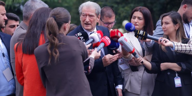 Berisha për thirrjen e Ramës në GJKKO: E ftoj të bëhet burrë dhe të kërkojë seancë të hapur për mediat