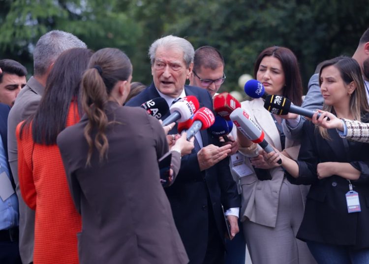 Berisha për thirrjen e Ramës në GJKKO: E ftoj të bëhet burrë dhe të kërkojë seancë të hapur për mediat