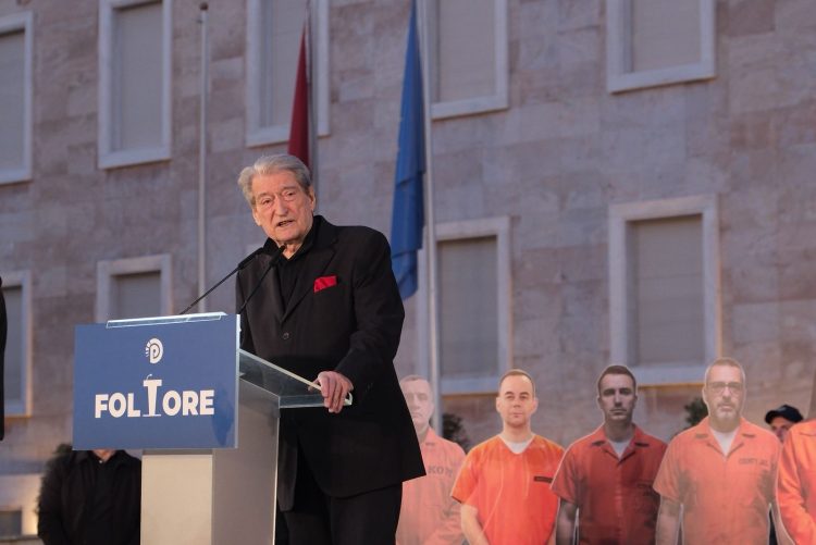 Berisha: Rama sulmoi protestuesit paqësorë njësoj si Asadi në Siri! Kurrë në Europë nuk janë parë pamje të tilla