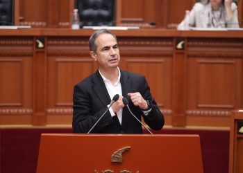 Kërkoi të drejtën e replikës, Peleshi dhunon rregulloren, përjashton deputetin Luçiano Boçi