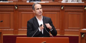 Kërkoi të drejtën e replikës, Peleshi dhunon rregulloren, përjashton deputetin Luçiano Boçi