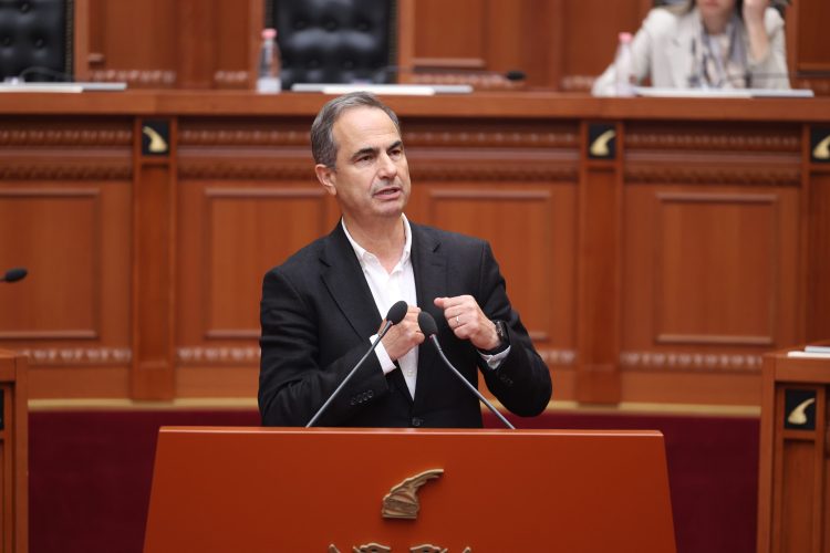 Kërkoi të drejtën e replikës, Peleshi dhunon rregulloren, përjashton deputetin Luçiano Boçi