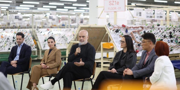 Rama rikthen edhe në terren Ballukun, shëtitje në Lushnjë për punët e Shqipërisë apo hallet e Belës