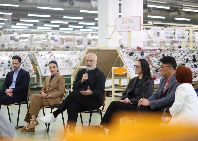 Rama rikthen edhe në terren Ballukun, shëtitje në Lushnjë për punët e Shqipërisë apo hallet e Belës