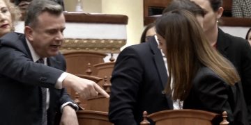 Elda Hoti sulmon Ballën: I paburrë, fshihesh pas grave, kërcënimet e tua nuk trembin askënd