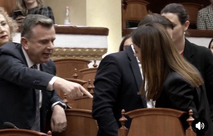 Elda Hoti sulmon Ballën: I paburrë, fshihesh pas grave, kërcënimet e tua nuk trembin askënd