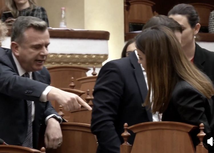 Elda Hoti sulmon Ballën: I paburrë, fshihesh pas grave, kërcënimet e tua nuk trembin askënd