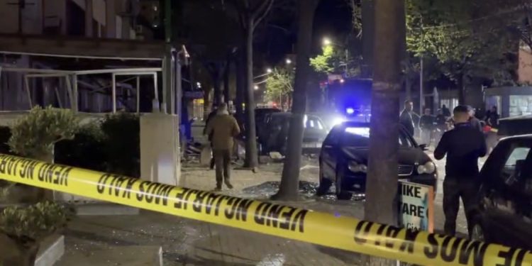 Shpërthim i fuqishëm në Lezhë, dëmtohen biznese dhe automjete