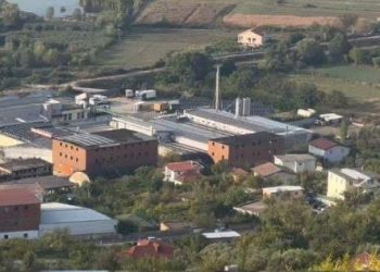 Lezha zgjohet me erë të rëndë, prej vitesh fabrika ndot qytetin