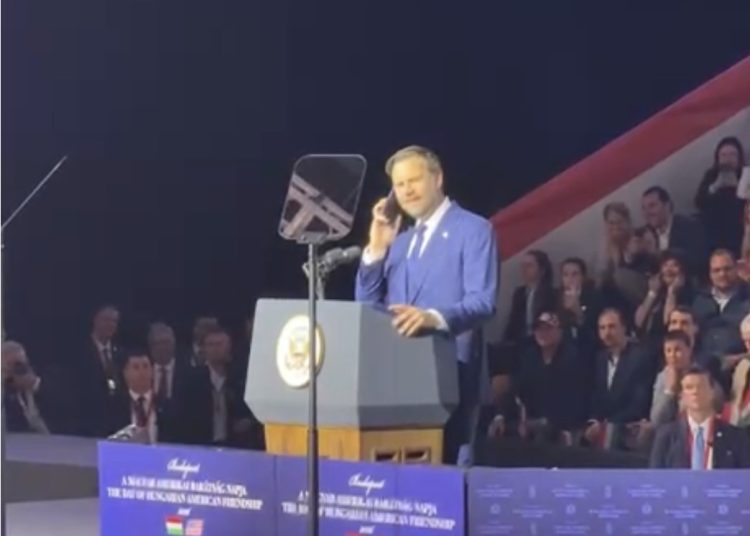 Telefonata e papritur e Trump surprizon mbështetësit e Orban në Hungari, ndërpret fjalimin e JD Vance