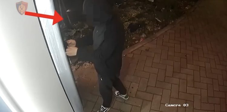 Theu “arrestin në shtëpi” dhe kreu disa vjedhje, arrestohet 26-vjeçari në Tiranë