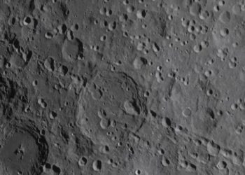 Debati i shqiptarit me NASA për fotot e Artemis: Pse nuk duken yjet!