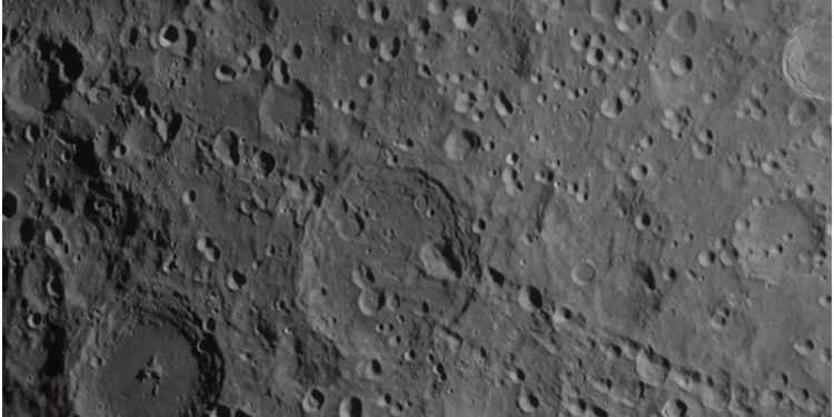 Debati i shqiptarit me NASA për fotot e Artemis: Pse nuk duken yjet!