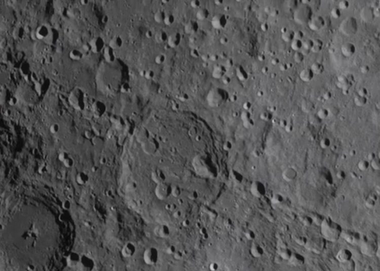 Debati i shqiptarit me NASA për fotot e Artemis: Pse nuk duken yjet!