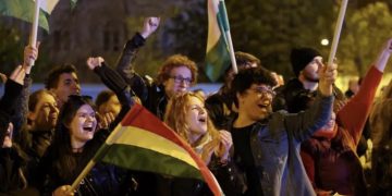 Magyar shpall fitoren historike në Hungari, drejt një shumice kushtetuese. Fundi i epokës Orban