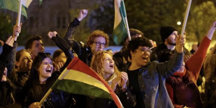 Magyar shpall fitoren historike në Hungari, drejt një shumice kushtetuese. Fundi i epokës Orban