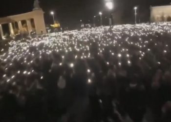 VIDEO/ Mijëra hungarezë në shesh pas fitores së opozitës: “Rusia, go home!”