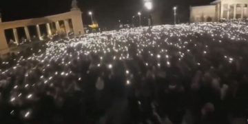 VIDEO/ Mijëra hungarezë në shesh pas fitores së opozitës: “Rusia, go home!”
