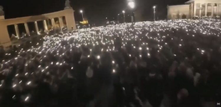 VIDEO/ Mijëra hungarezë në shesh pas fitores së opozitës: “Rusia, go home!”