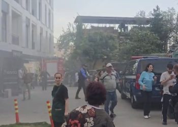 4 të lënduar, 2 zjarrfikës dhe 2 banorë. Zjarrfikësit goditen nga polisteroli në flakë, ndërhyrje ajrore