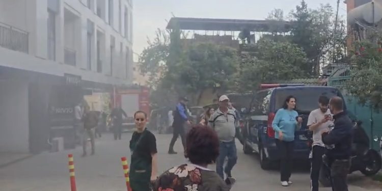 4 të lënduar, 2 zjarrfikës dhe 2 banorë. Zjarrfikësit goditen nga polisteroli në flakë, ndërhyrje ajrore