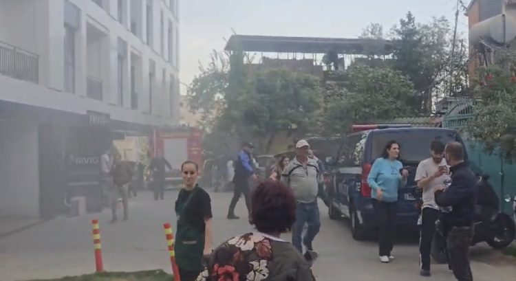 4 të lënduar, 2 zjarrfikës dhe 2 banorë. Zjarrfikësit goditen nga polisteroli në flakë, ndërhyrje ajrore