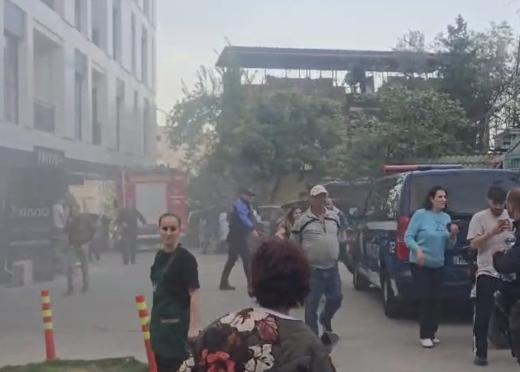 4 të lënduar, 2 zjarrfikës dhe 2 banorë. Zjarrfikësit goditen nga polisteroli në flakë, ndërhyrje ajrore