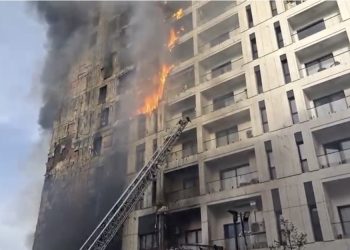 TIRANË/ Zjarr intensiv tek kompleksi i Arlis përballë QSUT. Disa të lënduar