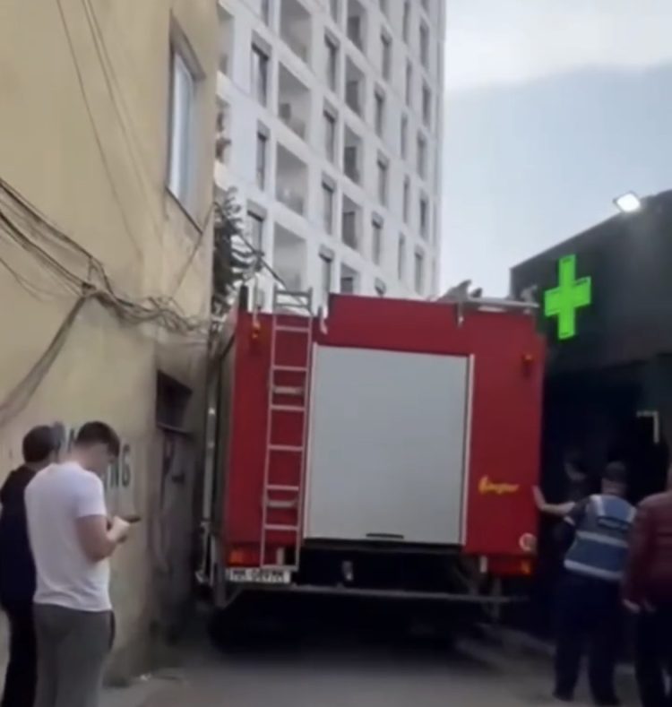 VIDEO/ Asnjë shteg për zjarrfikëset në Tiranë. Vetëm leje ndërtimi për pallate bosh