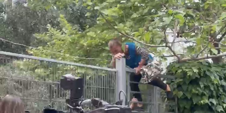 Gruaja nga Laçi tenton të hyjë nga kangjellat në SPAK: M’i kanë vjedhur pronat!