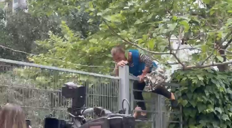 Gruaja nga Laçi tenton të hyjë nga kangjellat në SPAK: M’i kanë vjedhur pronat!