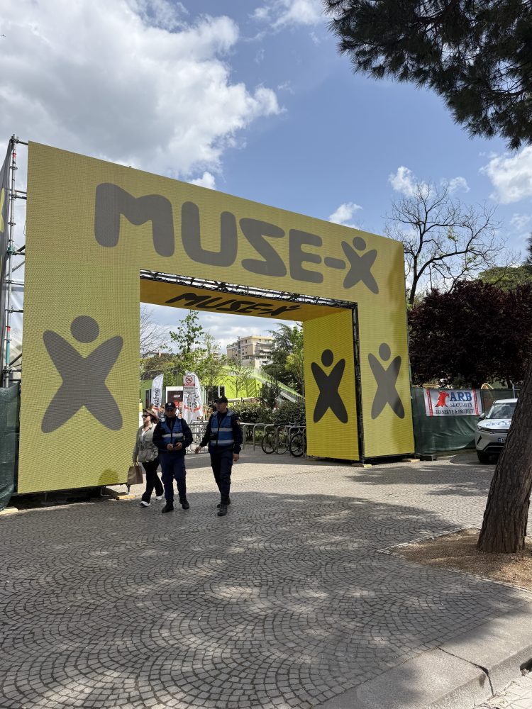 Protesta e opozitës dhe koncerti “Muse-X” paralelisht, vetëm disa metra larg njëra-tjetrës