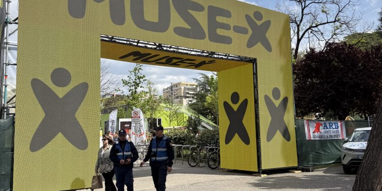 Protesta e opozitës dhe koncerti “Muse-X” paralelisht, vetëm disa metra larg njëra-tjetrës