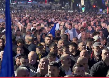 Mijëra qytetarë në protestën e opozitës, Berisha kalon mes protestuesve