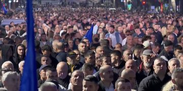 Mijëra qytetarë në protestën e opozitës, Berisha kalon mes protestuesve