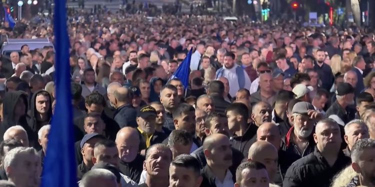 Mijëra qytetarë në protestën e opozitës, Berisha kalon mes protestuesve