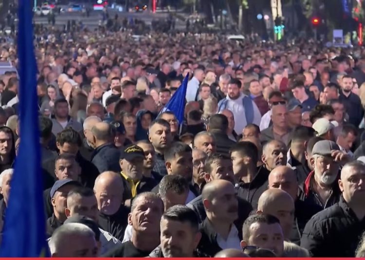 Mijëra qytetarë në protestën e opozitës, Berisha kalon mes protestuesve