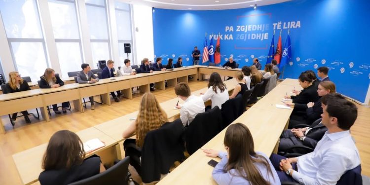 Berisha me studentët e Sciences Po: Shqipëria e ka vendin në BE! Korrupsioni, pengesë kryesore për integrimin